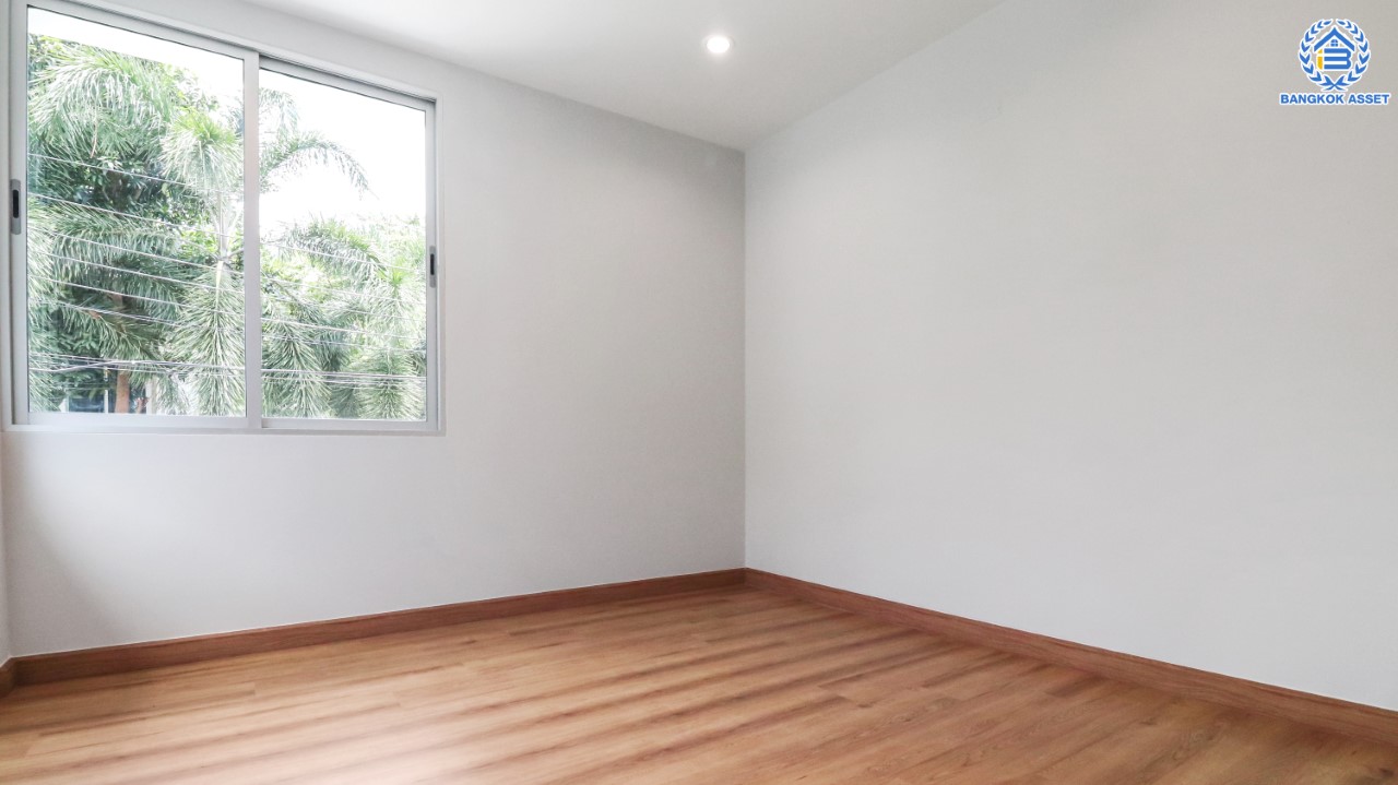 บ้านเดี่ยวมือสองนนทบุรี ม.วิลล่าการ์เด้น2 บางกรวย-ไทรน้อย หลังมุม เนื้อที่ 52.5 ตร.ว. ฟังก์ชัน 3 ห้องนอน 3 ห้องน้ำ จอดรถได้ 2 คัน บรรยากาศเป็นส่วนตัว บนทำเลศักยภาพ เชื่อมต่อหลายเส้นทาง ถ.รัตนาธิเบศร์, ถ.กาญจนาภิเษก และ ถ.ราชพฤกษ์ ใกล้เซ็นทรัลเวสต์เกต และรถไฟฟ้าสายสีม่วง "สถานีบางพลู"...